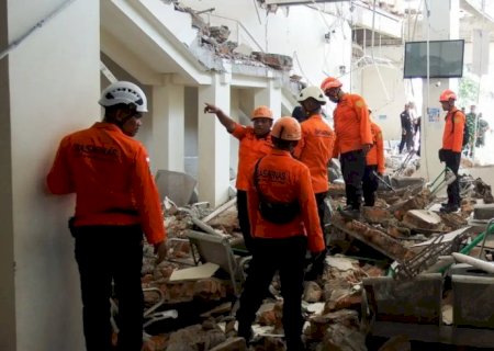 Indonésia: número de mortos no terremoto chega a 100
