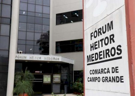 Filho que jogou mãe no asfalto tem liberdade concedida, mas é 'expulso de casa'
