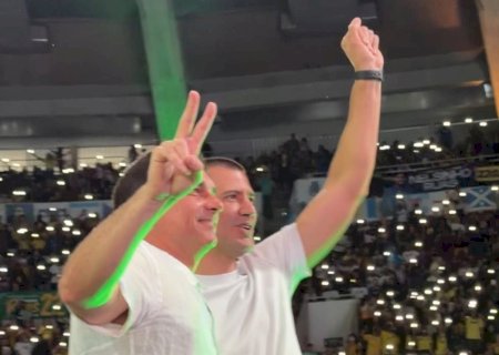 Em ato no Rio, Flávio Bolsonaro defende Bolsa Família e castração química para estupradores
