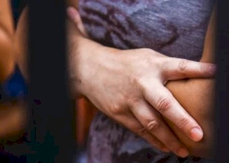 Mulher chama polícia após marido trancá-la em casa, mas sai com a sogra antes de denunciar