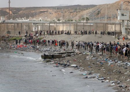 Espanha põe barreira flutuante em Ceuta após fluxo de imigrantes