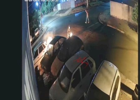 Dupla ataca oficina com coquetéis molotov e incendeia carro em Maracaju
