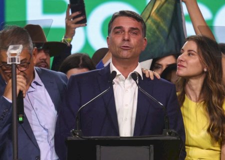 Flávio Bolsonaro fala em 'valores inegociáveis' e defende reforma do judiciário em programa de governo