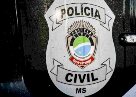 Irmãos deixados sozinhos em casa trancada são resgatados