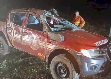 Viatura dos bombeiros capota a caminho de incêndio na fazenda de Almir Sater