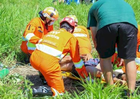 Ciclista fica em estado gravíssimo após ser atingido por Hilux na BR-163