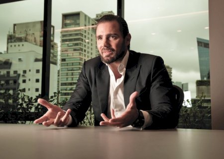 Mensagens mostram tratativas de Vorcaro para bancar viagem de diretor da PF a Londres