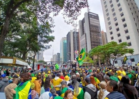 Apoiadores de Flávio Bolsonaro se reúnem para ato na Avenida Paulista