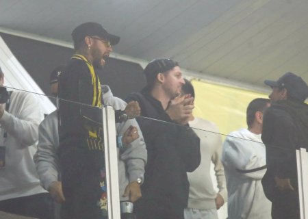 Neymar provoca torcedor na Vila: “Sem joelho jogo melhor que todo o seu time”