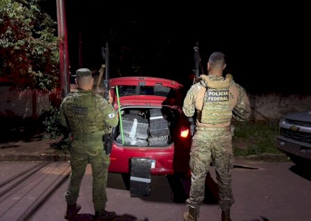 Polícia encontra dupla carregando carro com droga e apreende 329 quilos de maconha