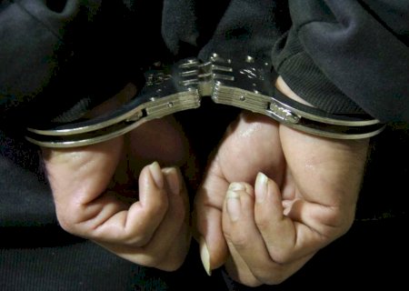Mulher se recusa a entregar crianças ao pai e resiste à abordagem