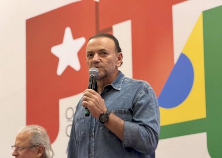 Presidente do PT proíbe divulgação de materiais de campanha sem número de Lula