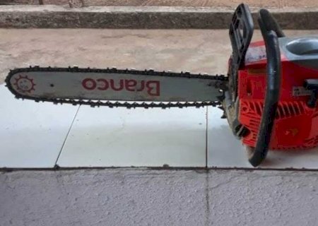 Vizinho ameaça mulher com motosserra e solta fogos contra cadela por causa de latidos