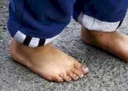 Criança de 4 anos é deixada trancada em casa e vizinhos ouvem choro e pedido de socorro