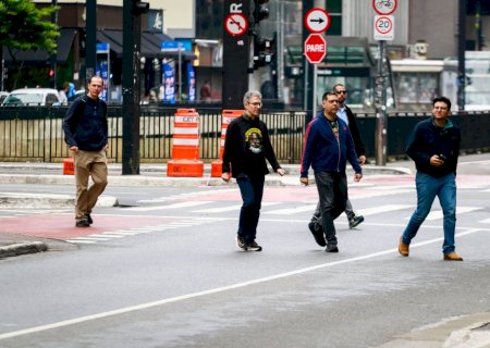 Zema estende painel em prédio na Avenida Paulista com boneco de Moraes preso