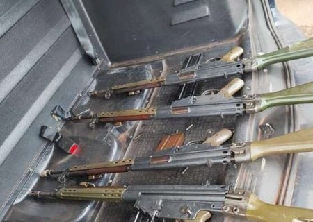 PRF encontra 4 fuzis no meio de carga de maconha escondida em grãos