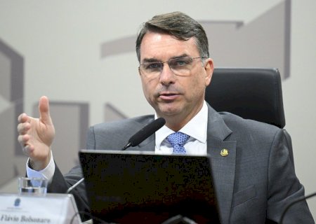 Flávio Bolsonaro defende que Moraes renuncie cargo no STF: ‘Não tem mais condições de permanecer’