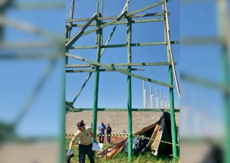 Trabalhador morre após cair de altura de até 6 metros enquanto instalava outdoor