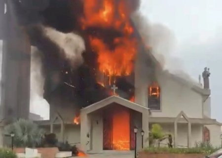 Incêndio atingi Igreja Católica em Santa Catarina, chamas saem pela janela e assusta moradores, polícia investiga o caso