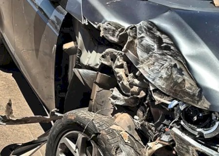 Motorista fica ferido após bater Land Rover contra ônibus em Nova Andradina