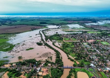 Rio Dourados chega a 4,23 metros e supera cota de emergência