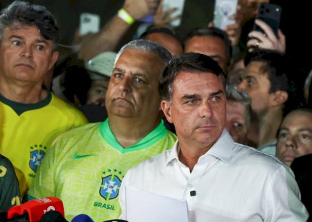 Flávio Bolsonaro descumpre prazo e não entrega passaporte à PF