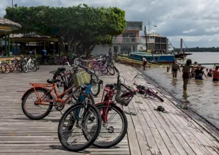 Cidade brasileira com 40 mil habitantes adota lei inusitada e até a polícia anda de bicicleta