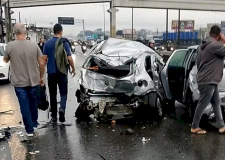 Motorista infarta e engavetamento de 20 veículos deixa feridos no Rio