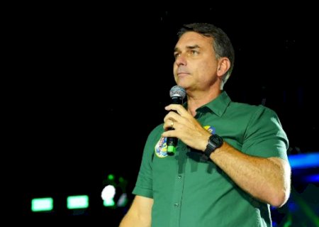 Após chegar aos EUA, Flávio Bolsonaro se declara presidente eleito