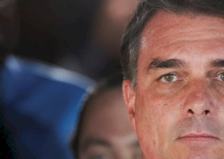 PF apura se Flávio Bolsonaro deixou o Brasil pela fronteira com a Argentina