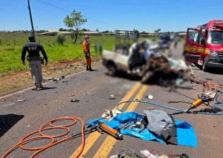 Motorista morre e passageiro fica gravemente ferido em colisão com bitrem na região de Naviraí
