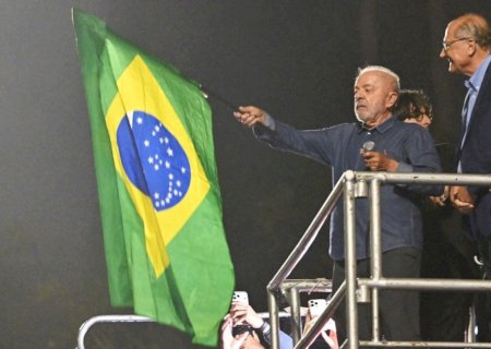 O que explica a virada de Lula sobre Flávio Bolsonaro
