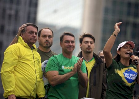 O integrante da família Bolsonaro que se saiu melhor após eleição e fuga de Flávio