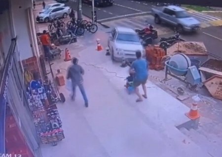 Motorista invade calçada, atropela pai e bebê e foge sem prestar socorro em MS