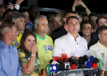 Aliados dizem que Flávio Bolsonaro está em voo a caminho do EUA