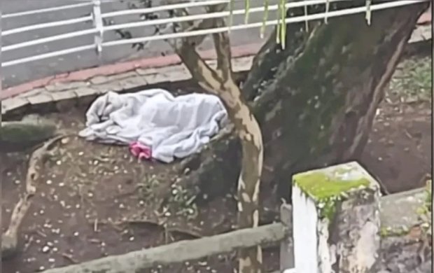 Mulher é localizada dormindo na rua após ser confundida com cadáver