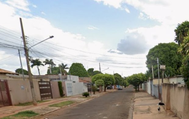 Dupla em motocicleta atira contra três jovens em frente à residência