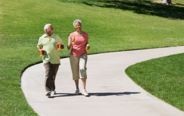 Idosos que caminham tão rápido quanto pessoas mais jovens correm menor risco de ter Alzheimer