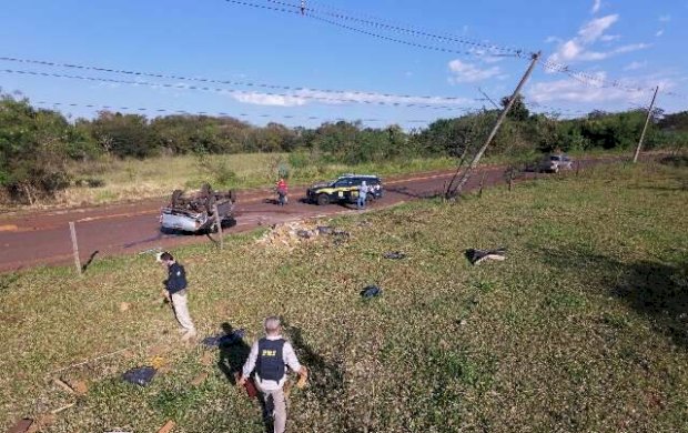 Traficante atira em policiais e capota Hilux com maconha após bater em poste