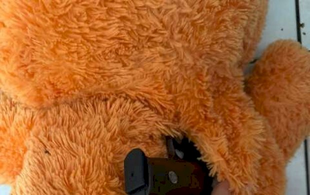 Arma é encontrada escondida em pelúcia durante operação contra tráfico