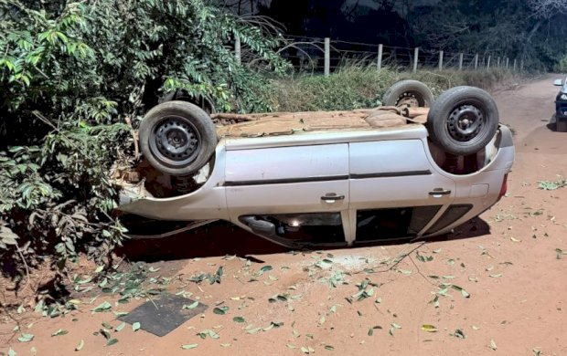 Cinco pessoas ficam feridas após carro colidir contra árvore e capotar em Nova Andradina