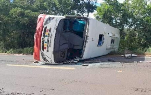 Ônibus tomba na contramão após bater em carreta em rodovia