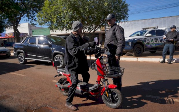 Maio Amarelo mobiliza condutores em blitz educativa no centro de Batayporã