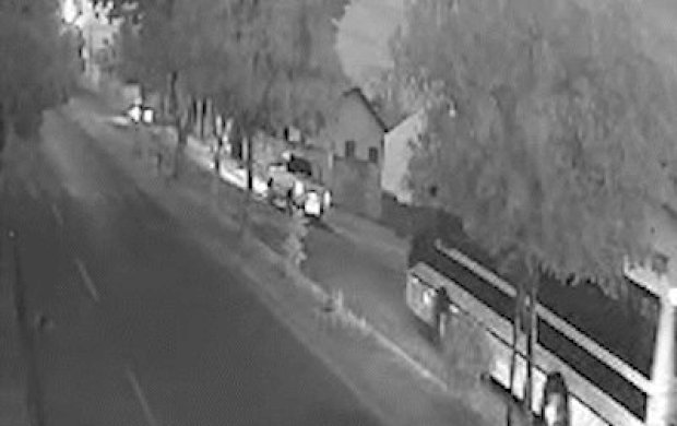 Motociclista derrapa em quebra-molas e morre após ser atropelado por ônibus