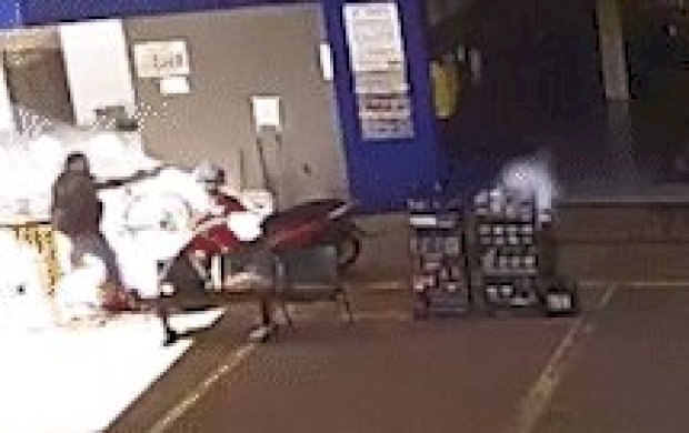 'Foi no impulso', diz homem que sequestrou e atirou 5 vezes contra ex em posto