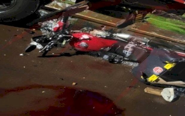 Jovem de 25 anos de idade morre após colidir motocicleta em caminhão parado
