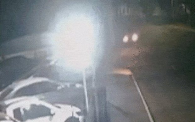 Carro de R$ 98 mil é destruído após veículo invadir garagem e fugir