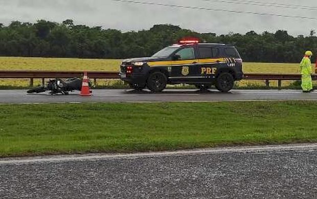 Motociclista invade pista contrária de rodovia e morre atropelado por carreta