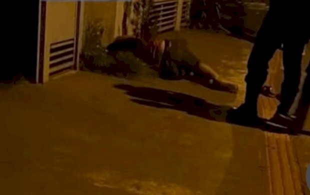 Homem fica em estado gravíssimo ao ser baleado e tem moto incendiada