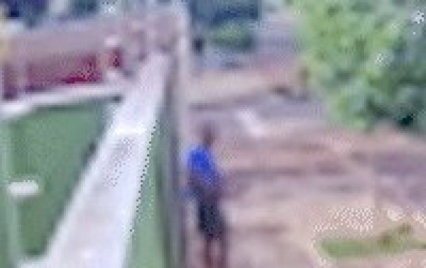 Ladrão folgado disfarça, invade casa e ainda come a comida da geladeira